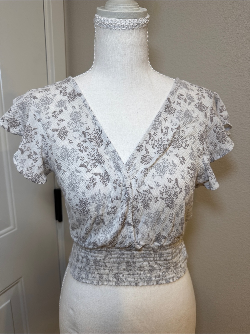 Smocked Hem Floral V-Neck Crop Top in Light Gray and Cream